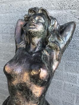 Eine schöne Statue einer nackten Frau ganz aus Gusseisen Bronze-Look Rest, schön im Detail