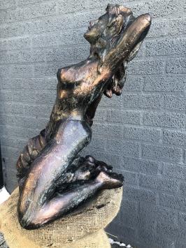 Eine schöne Statue einer nackten Frau ganz aus Gusseisen Bronze-Look Rest, schön im Detail