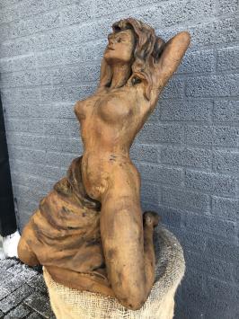 Eine schöne Statue einer unbedeckten Frau ganz aus Gusseisenoxid, schön im Detail!