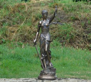 Eine große Statue der Lady Justice, Bronze