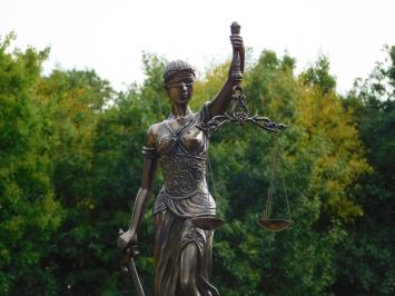 Eine große Statue der Lady Justice, Bronze