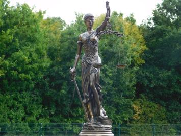 Eine große Statue der Lady Justice, Bronze