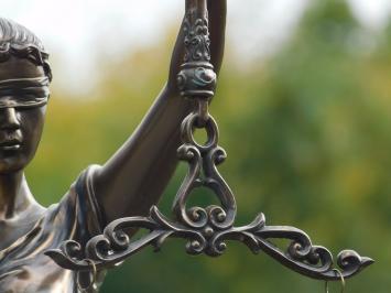 Eine große Statue der Lady Justice, Bronze