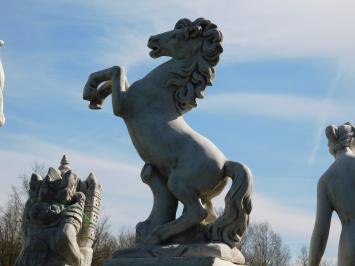 Tuinbeeld paard, steen, steigerend paardsculptuur