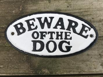 Ein gusseisernes Schild mit der Aufschrift: 'BEWARE OF THE DOG', schöne fette Buchstaben!