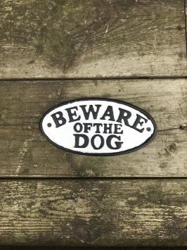 Ein gusseisernes Schild mit der Aufschrift: 'BEWARE OF THE DOG', schöne fette Buchstaben!