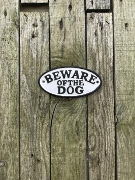 Een gietijzeren bordje met hierop de tekst: 'BEWARE OF THE DOG', mooie vette letters!