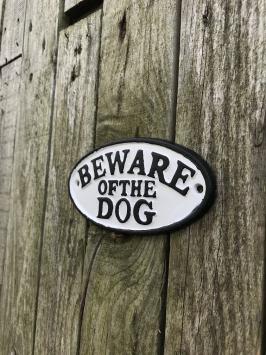 Een gietijzeren bordje met hierop de tekst: 'BEWARE OF THE DOG', mooie vette letters!