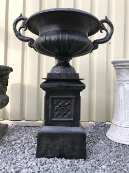 Gusseiserne Vase auf gusseiserner Säule, schwer und robust