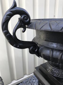 Gusseiserne Vase auf gusseiserner Säule, schwer und robust