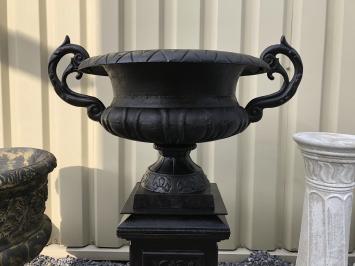 Gusseiserne Vase auf gusseiserner Säule, schwer und robust