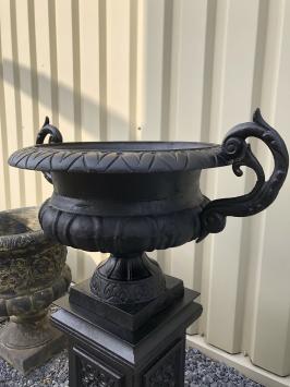 Gusseiserne Vase auf gusseiserner Säule, schwer und robust