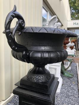 Gusseiserne Vase auf gusseiserner Säule, schwer und robust