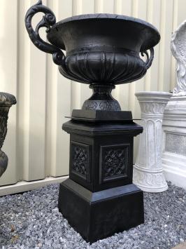 Gusseiserne Vase auf gusseiserner Säule, schwer und robust