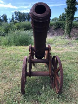 Schöne große dekorative Kanone, Gusseisen