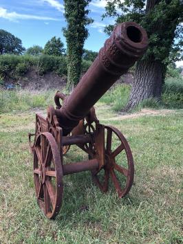 Schöne große dekorative Kanone, Gusseisen