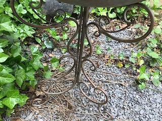 Decoratiestuk voor in uw tuin, vogelbad, gemaakt van metaal