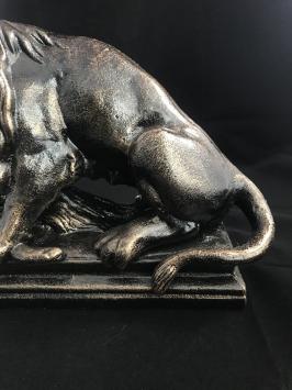 Statue eines Löwen mit seiner Beute, einem Wildschwein, Gusseisen