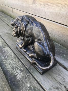 Statue eines Löwen mit seiner Beute, einem Wildschwein, Gusseisen