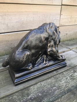 Statue eines Löwen mit seiner Beute, einem Wildschwein, Gusseisen