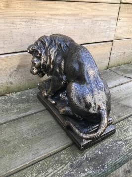 Statue eines Löwen mit seiner Beute, einem Wildschwein, Gusseisen