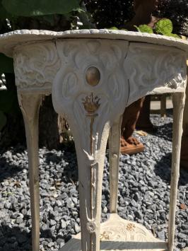 Een gietijzeren tafel, wit, art nouveau 'flower'