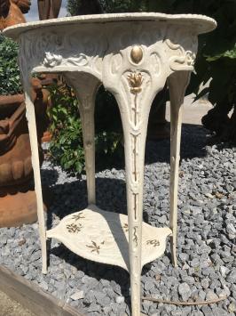 Een gietijzeren tafel, wit, art nouveau 'flower'