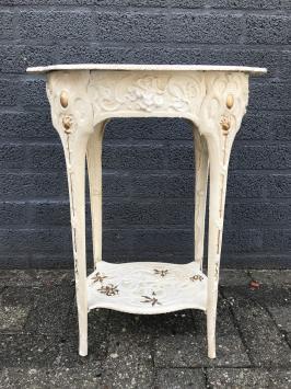 Een gietijzeren tafel, wit, art nouveau 'flower'