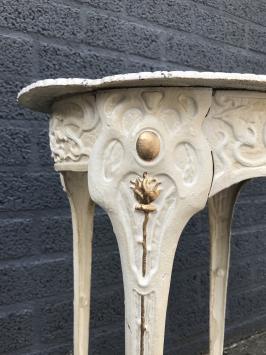 Een gietijzeren tafel, wit, art nouveau 'flower'