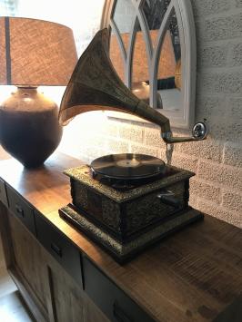 Elegantes nostalgisches Grammophon, Plattenspieler, Messing und Holz