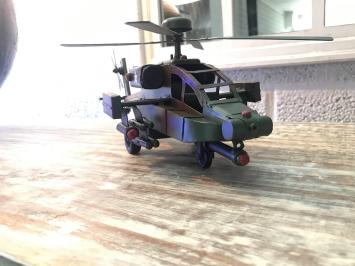 Maßstabsgetreues Metallmodell eines Apache-Hubschraubers