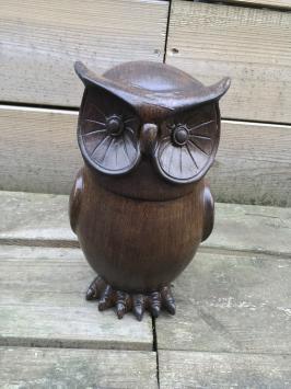 Een kleine uil gemaakt van hars, hout uiterlijk, leuk beeldje!