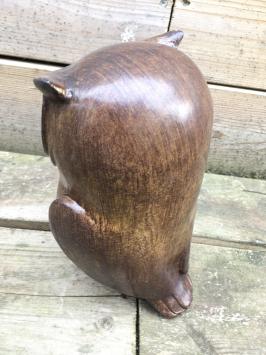 Een kleine uil gemaakt van hars, hout uiterlijk, leuk beeldje!