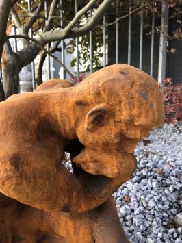 Skulptur des Denkers, imposantes Kunstwerk, Gusseisen