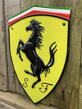 Gietijzeren Ferrari logo wandschild, embleem, garageplaat.