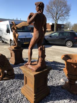 Große Steinoxid-Skulptur der biblischen Figur David auf Sockel