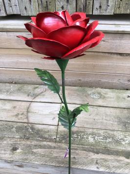 Diese große Rose ist ein Kunstwerk, ganz aus Metall