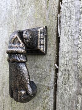 Verzierter Türklopfer als Hand-, Metall-, Türdekoration