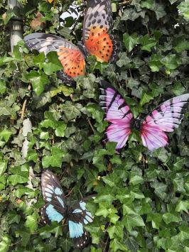 Schmetterling, ganz aus Metall und ganz blau-grün schwarz