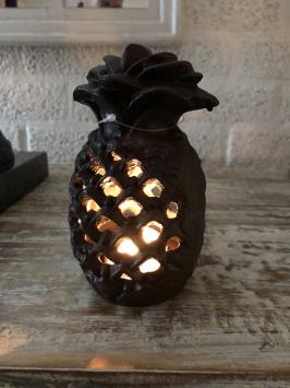 Gietijzeren lantaarn in de vorm van een ananas, sfeervolle verlichting