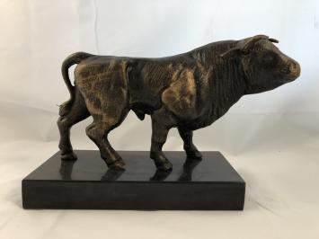 Sculptuur metalen bronskleurige grote stier