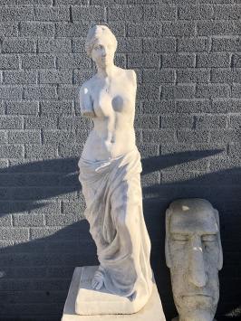 Steinskulptur der Venus von Milo auf einem Sockel, eine bekannte Skulptur