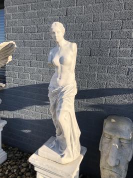 Steinskulptur der Venus von Milo auf einem Sockel, eine bekannte Skulptur