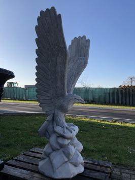 Stein Skulptur eines Adlers, der wegfliegen will