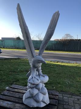 Stein Skulptur eines Adlers, der wegfliegen will