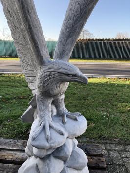 Stein Skulptur eines Adlers, der wegfliegen will