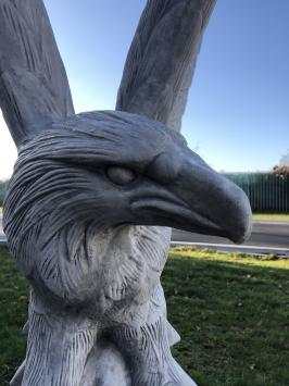 Stein Skulptur eines Adlers, der wegfliegen will