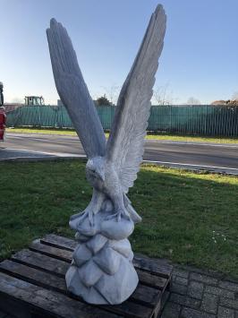 Stein Skulptur eines Adlers, der wegfliegen will