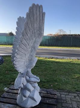 Stein Skulptur eines Adlers, der wegfliegen will