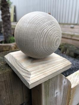 Paal kap hout bescherming met houten bol